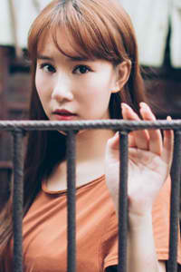 花楼女子檀木板下翘红痕